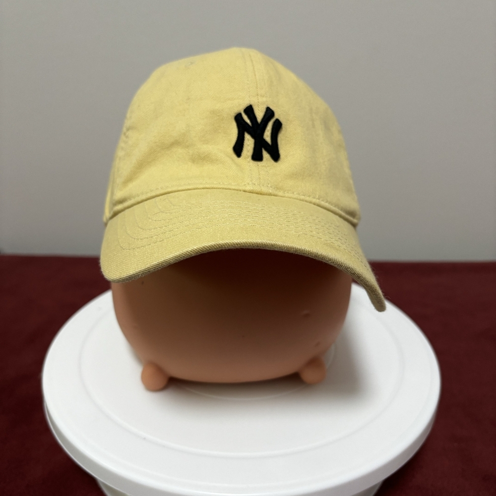New York Yankees MLB Fitted Hat - Size S/M